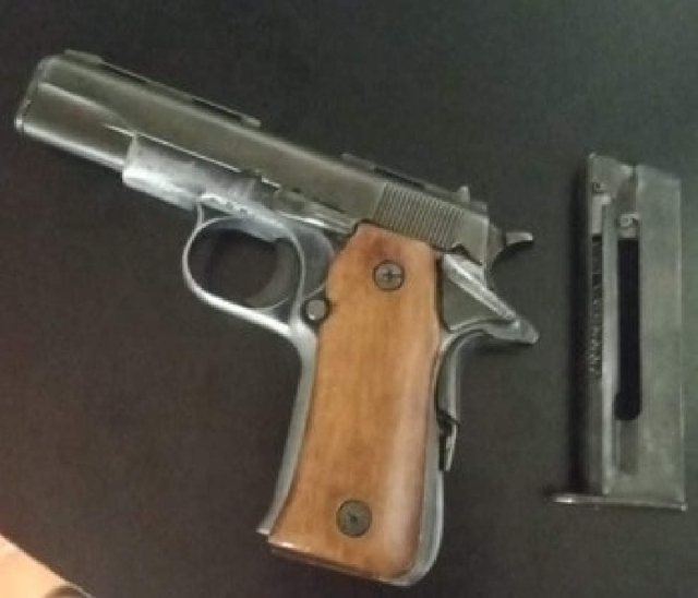 La pistola que presuntamente portaba el joven que fue arrestado.