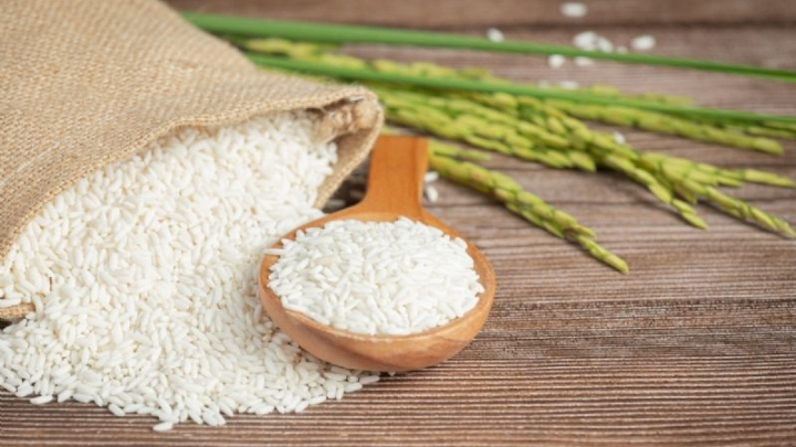 ¿Qué se puede hacer con el agua de arroz? 3 usos que le puedes dar en casa