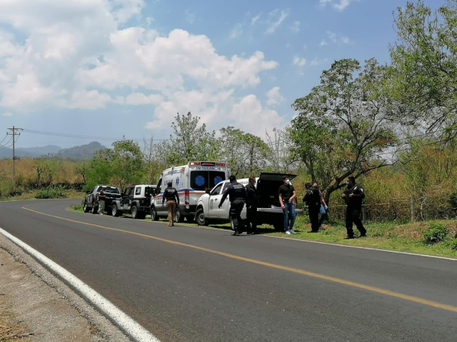 El cadáver estaba a unos metros de la carretera.