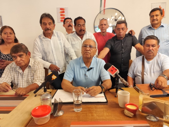 Suspenden taxistas de diferentes agrupaciones pagos del refrendo vehicular 2025