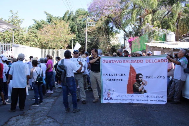 Militantes de la asociación &quot;Gustavo Salgado Delgado&quot; protestaron frente a la sede del Poder Legislativo.