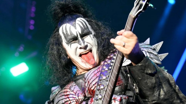 Gene Simmons agradece por apoyo de bomberos mexicanos