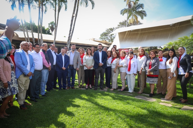 Dialoga Margarita González Saravia con líderes constructores de Morelos