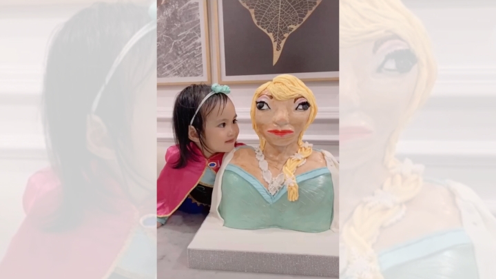 ¡¿Qué es eso?! Niña recibe un pastel bien gacho de ‘Frozen’ y su reacción se hace viral