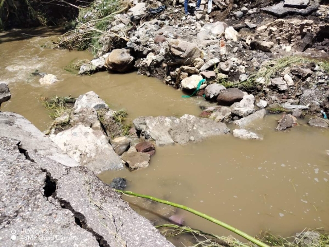 La creciente se llevó el puente provisional que pasa por una barranca de la colonia Benito Juárez.