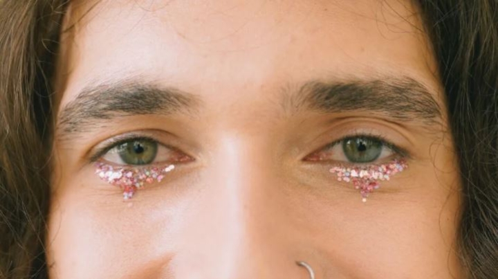 Maquillarse con glitter podría ser peligroso para tu vista: Tips para evitar riesgos