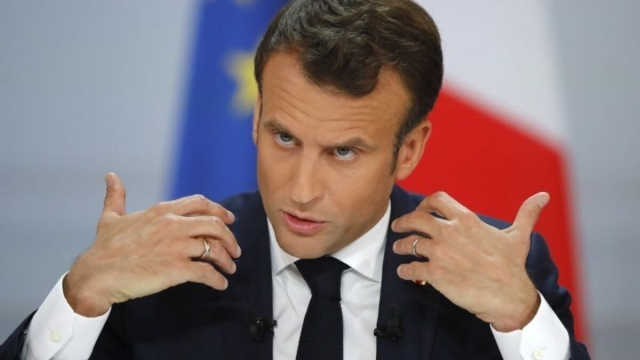 Macron ofrece asilo a periodista rusa que protestó en televisión