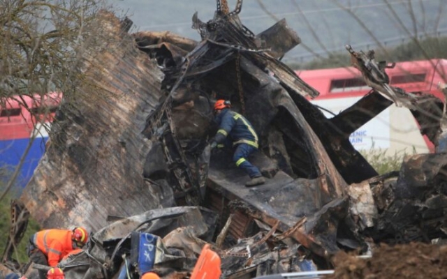 Huelga y protestas en Grecia por choque de trenes; van 47 muertos