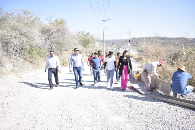 Autoridades de Jojutla supervisaron la obra de pavimentación con concreto hidráulico en una primera etapa, en el tramo del parque temático Mundo Imayina, en el camino hacia El Jicarero.