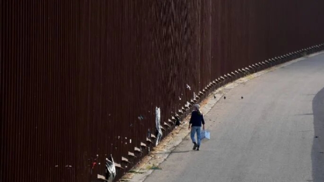 Dejan caer a niño migrante de cuatro años desde el muro fronterizo (Video)