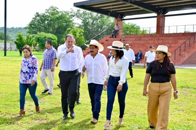 Entrega gobernador Cuauhtémoc Blanco diversas obras en Coatetelco