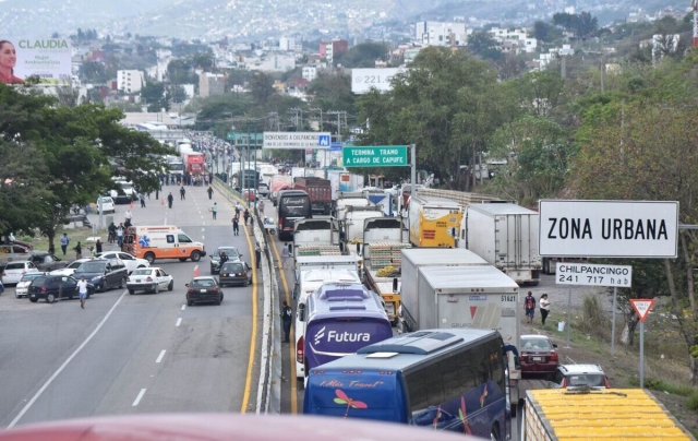 Reinician bloqueo en Autopista del Sol en Chilpancingo