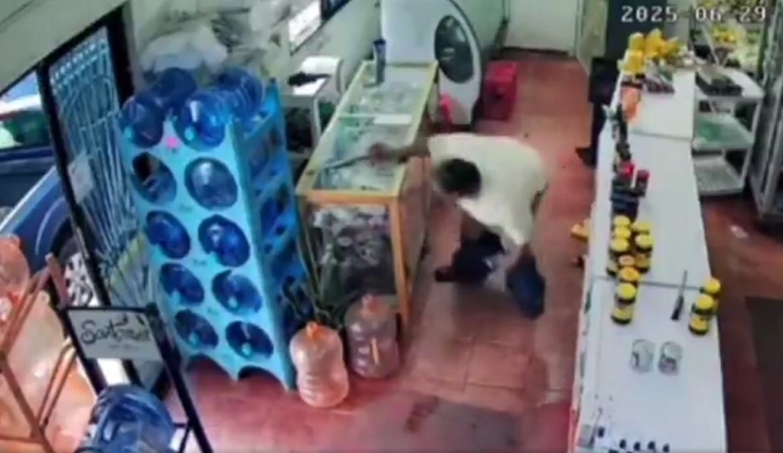 VIDEO: Comerciante en ropa interior enfrenta a ladrón con machete y evita asalto en Veracruz