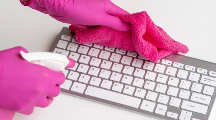 Cómo limpiar el teclado de la computadora sin aire comprimido
