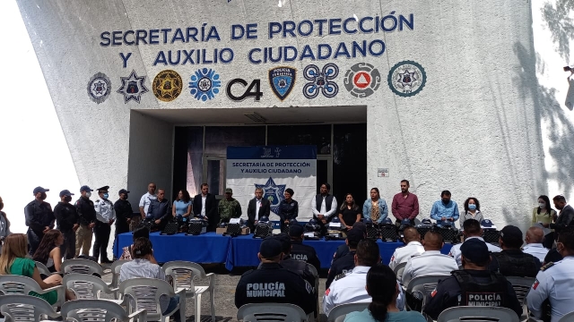 Entrega Ayuntamiento de Cuernavaca uniformes y armas a policías