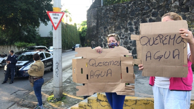 Protestan vecinos de Lomas de Atzingo por falta de agua potable; bloquean Subida a Chalma