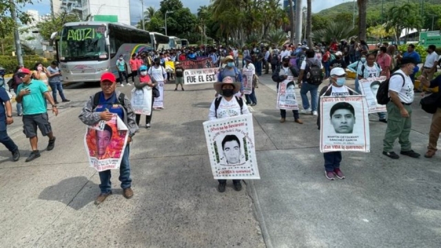 Protestan padres y madres de los 43 normalista en Palacio de Gobierno de Guerrero