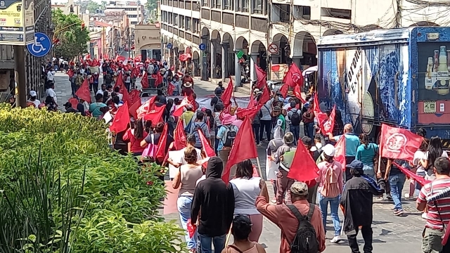 Marchan antorchistas en Cuernavaca