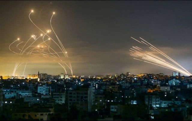 El fuego aéreo israelí ilumina el espacio sobre la Franja de Gaza.
