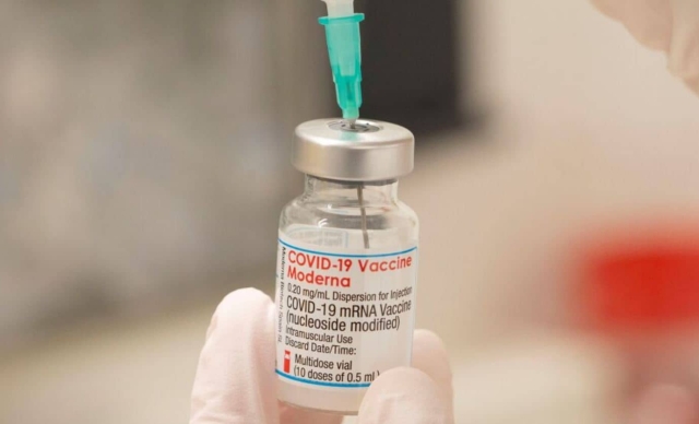 Moderna podría tener en marzo una vacuna contra ómicron.