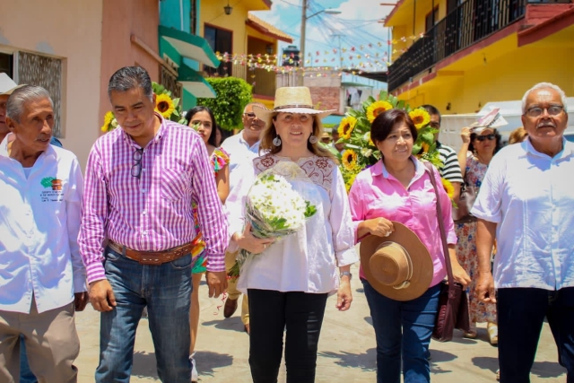 Asiste Margarita González Saravia a fiesta en honor de Santiago Apóstol, invitada por habitantes de Tenextepango