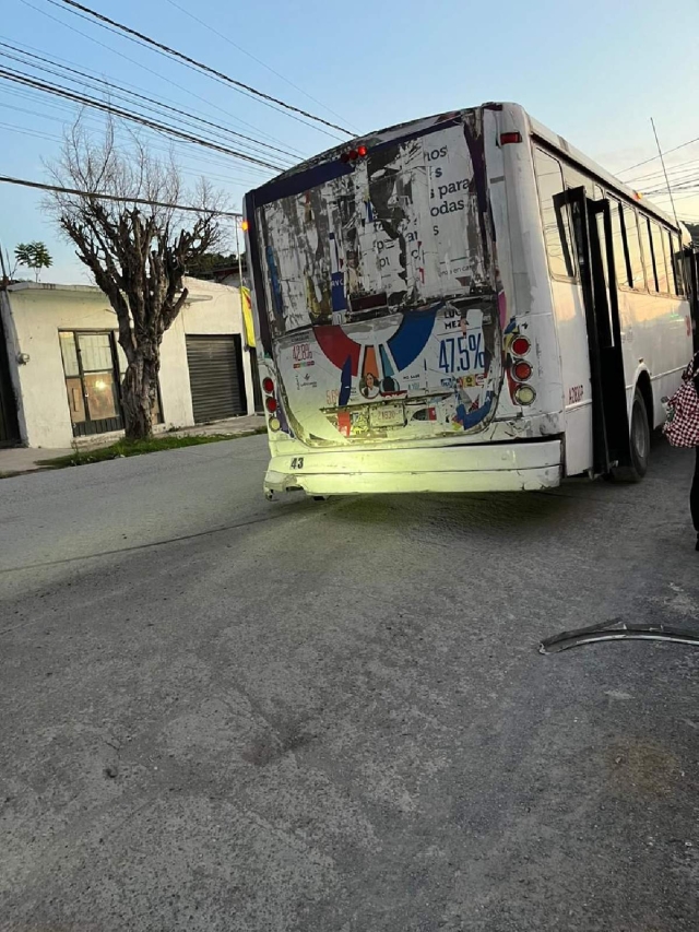 La llanta causó daños al auto particular.