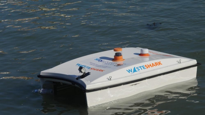 Desarrollan un tiburón robot capaz de tragarse los desechos plásticos que hay en los ríos