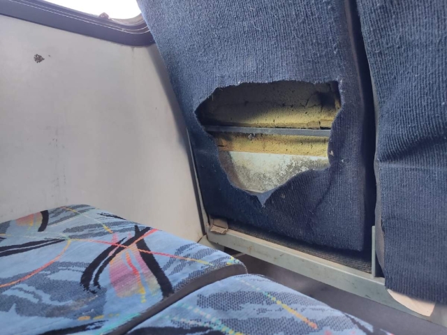Algunos asientos han sido dañados por los pasajeros. La reparación de cada uno vale mil pesos.