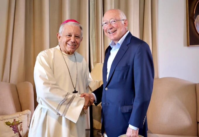 Encuentro en Cuernavaca: Embajador Ken Salazar se reúne con Obispo Ramón Castro
