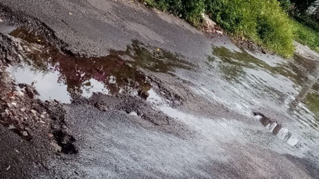 Reportan fuga de agua potable en la colonia Vicente Estrada Cajigal, en Cuernavaca