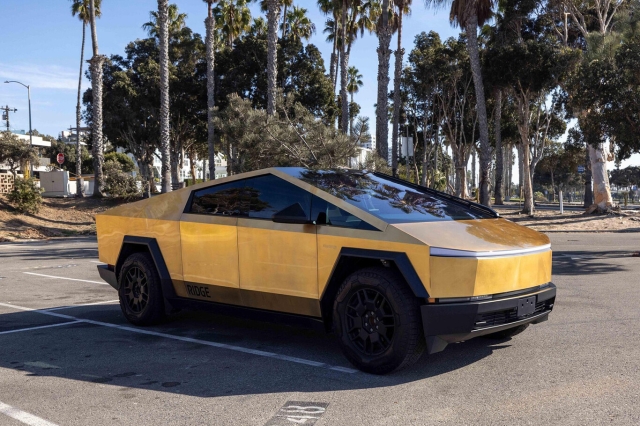 Tesla Cybertruck bañada en oro se subasta por menos de su valor original