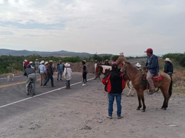 En varios tramos de la autopista que va de Jojutla a Temoac los manifestantes colocaron tierra, piedras y otros obstáculos.
