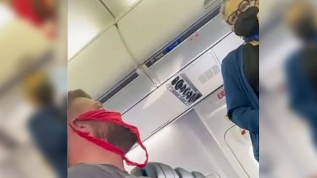 Sacan a un hombre de un vuelo por usar una tanga como cubrebocas.