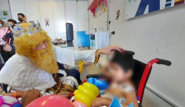 Entregan Reyes Magos juguetes a niñas y niños en Hospital General Regional No. 1 en Cuernavaca