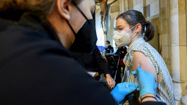 Austria multará a los adultos que no se vacunen contra COVID.