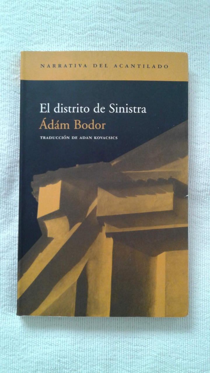 La traducción de El distrito de Sinistra corrió a cargo de Adan Kovacsics; la edición de Acantilado consta de 205 páginas.