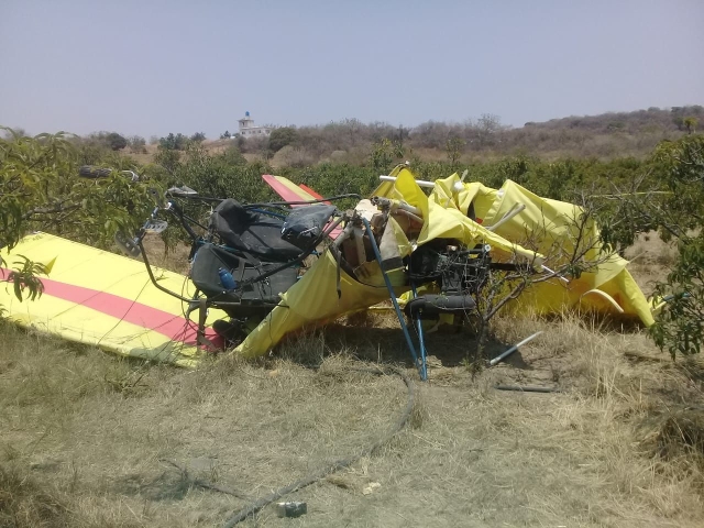Cae avión ultraligero en Tepango; una persona falleció y otra quedó herida