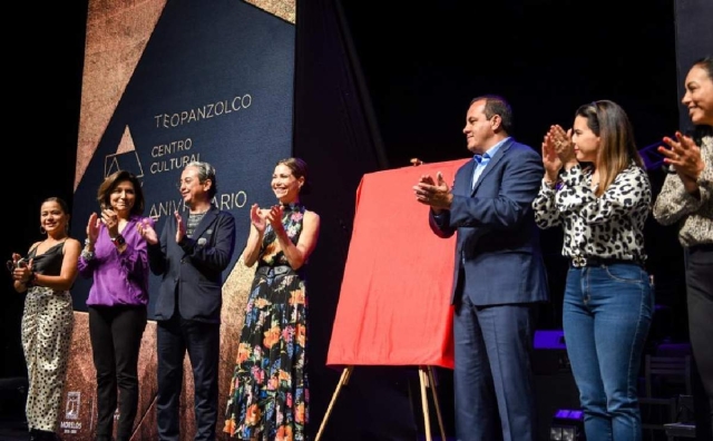 Devela Cuauhtémoc Blanco junto con la reconocida actriz y cantante, Bianca Marroquín, placa conmemorativa del quinto Aniversario del Centro Cultural Teopanzolco