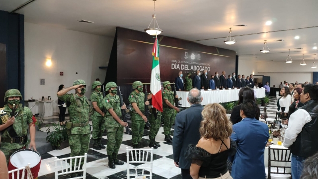 Participa personal militar en ceremonia cívica por el Día del Abogado