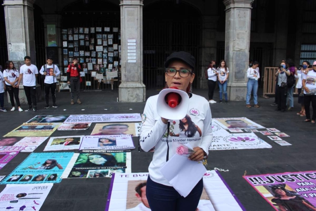 Integrantes de la “Unión de familias resilientes” caminaron de la glorieta de Tlaltenango hacia el zócalo de Cuernavaca para exigir resultados en el caso de la desaparición, en 2014, de Mireya Montiel Hernández, así como en el de cientos de personas desaparecidas. 