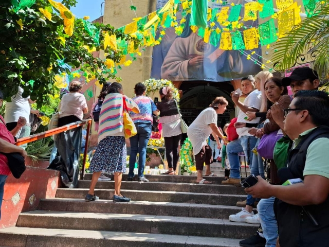 La iglesia de Jesús de Nazaret, en el barrio de Tepetates, en el Centro de Cuernavaca, recibió a cientos de fieles que recordaron a San Judas Tadeo en su día. Con una peregrinación también se celebró al santo “de los casos difíciles” en calles del primer cuadro de la ciudad capital.  