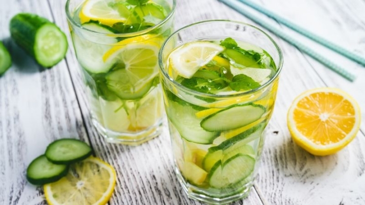 ¡Olvídate del calor! Hidrata el cuerpo con esta agua de pepino con limón y menta