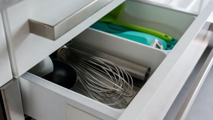 Ordena tus utensilios de cocina para ahorrar espacio, sin comprar un organizador