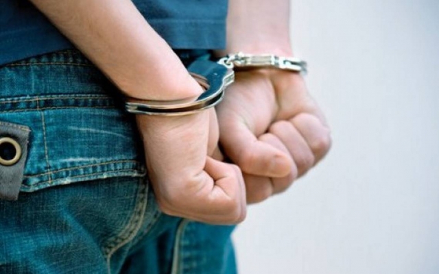 Arrestan a joven en presunta posesión de “cristal”