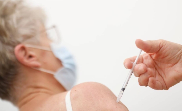 Francia aplicará tercera dosis de vacuna COVID.