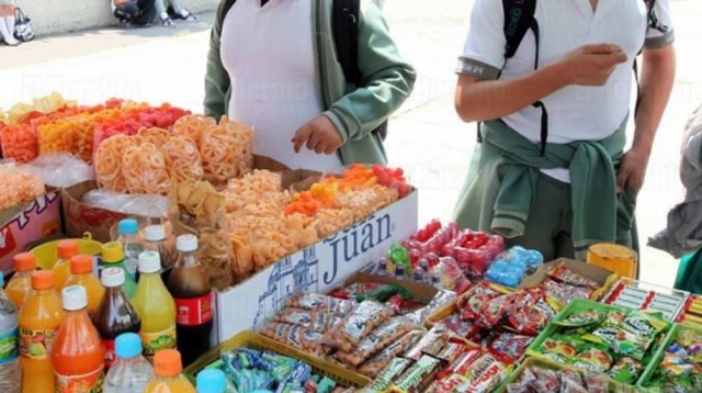 Colima prohíbe venta de comida chatarra en escuelas