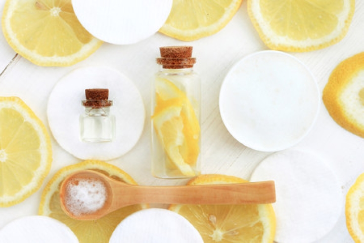 Limpiador natural de limón para dejar tus pisos brillantes y desinfectados