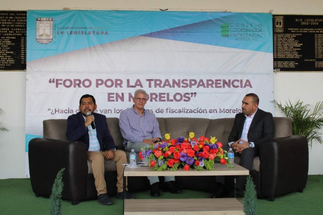 Roberto Salinas Ramírez (izquierda) participó en el “Foro por la transparencia en Morelos”, desarrollado en el Congreso local.  