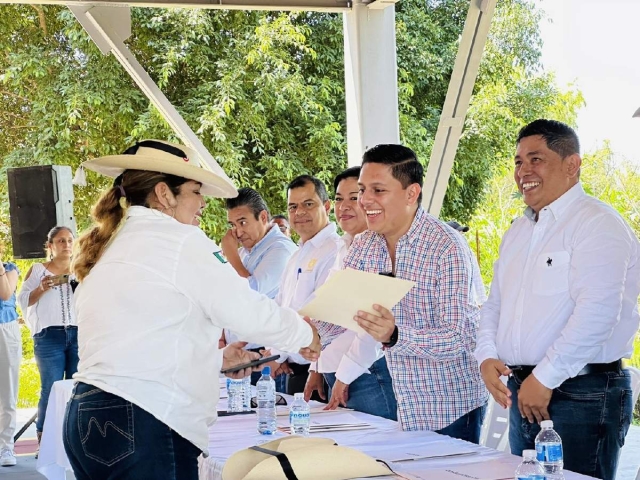 Los ejidatarios realizaron una marcha hasta llegar a la unidad deportiva La Perseverancia, en donde se les hizo un reconocimiento por su labor.