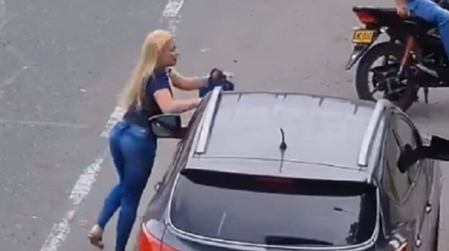 Amante huye del carro sin ser vista por la esposa.